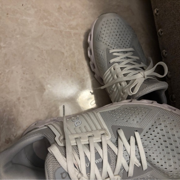 On Running Women's White and Gray Sneakers excellent condition - Picture 5 of 8